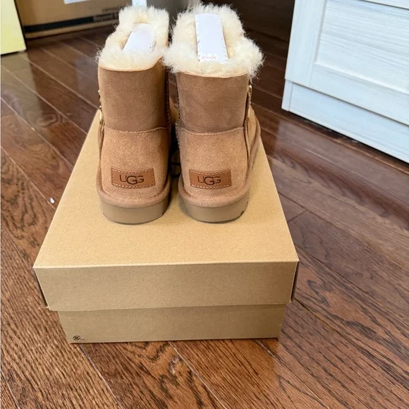 Ugg Bailey Zip mini shearling short boot with side zipper. Size US 6. BRAND NEW! - Picture 8 of 12